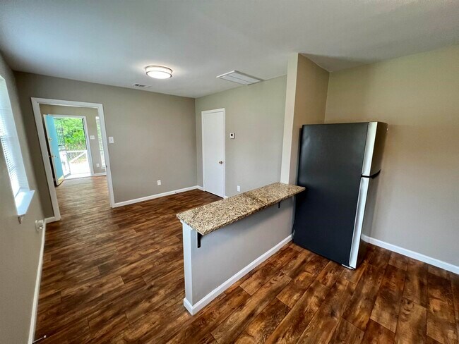 Building Photo - 767 Tanglewood St