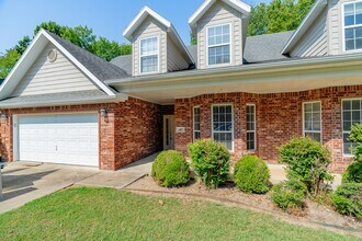 Building Photo - Beautiful & spacious 4 Bedroom condo w/fen...