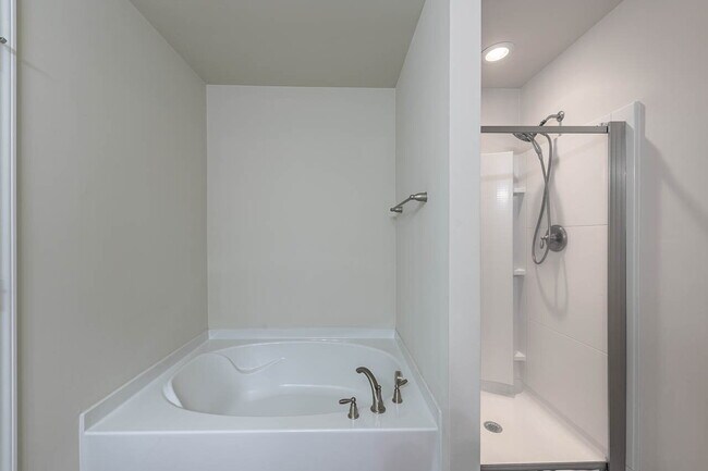 Building Photo - Experience modern comfort in this spacious 4+ bedroom home