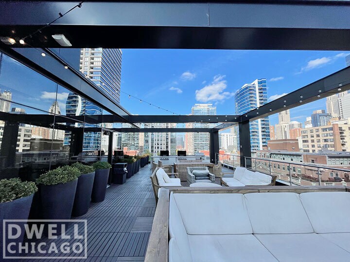 Building Photo - 700 N La Salle Dr