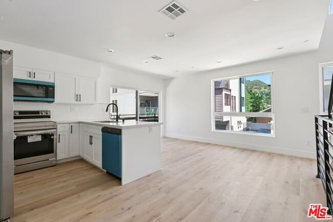 Building Photo - 2111 Holly Dr