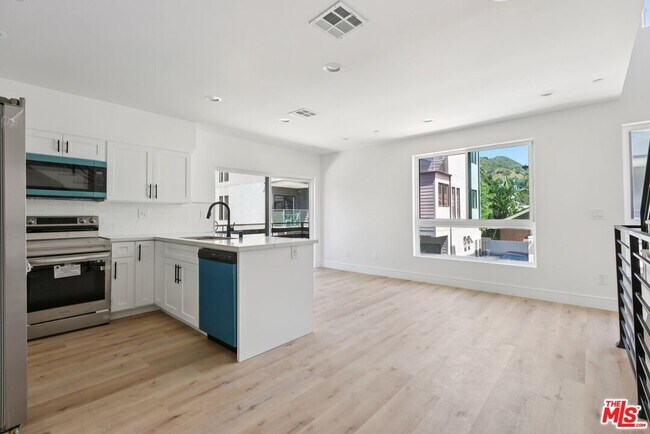 Building Photo - 2113 Holly Dr