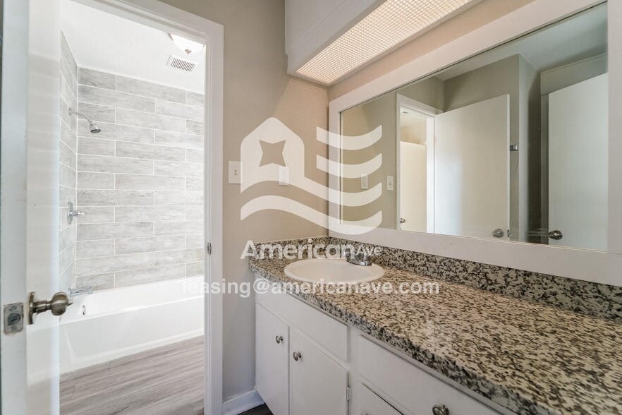 Building Photo - 1217 Foxhill Dr