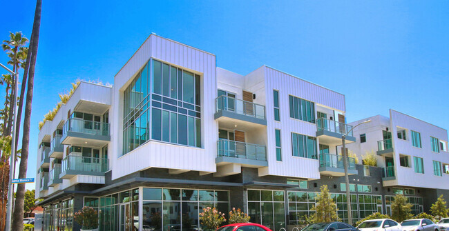 Building Photo - 3008 Santa Monica Blvd