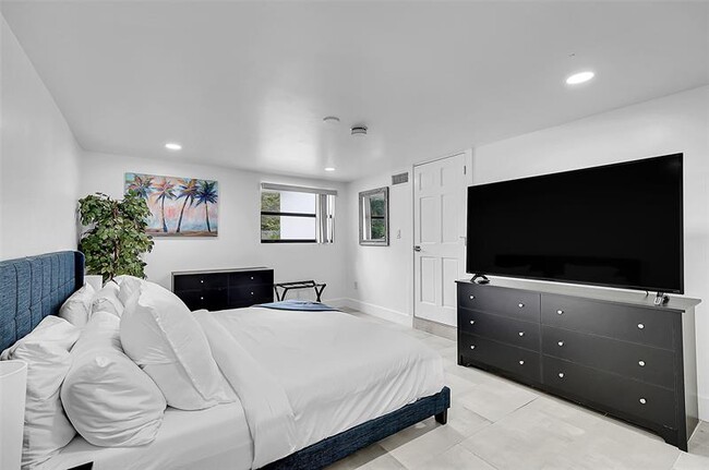 Building Photo - 400 NE 26th Dr