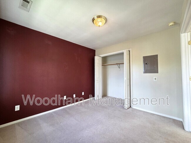Building Photo - 2940 W Villard St