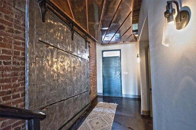 Building Photo - 320 Peters St SW