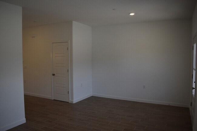 Building Photo - 7068 E Simpson Ave