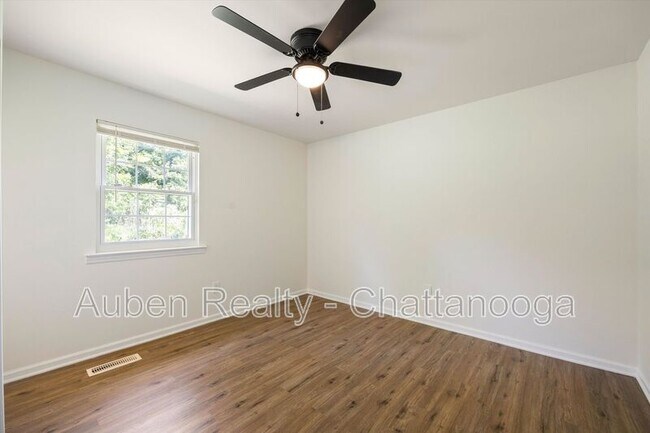 Building Photo - 4015 Shady Oak Dr