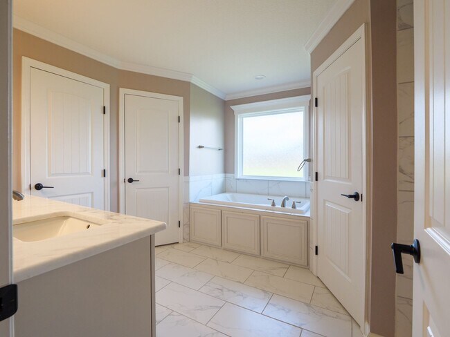 Building Photo - 3960 Landings Cir
