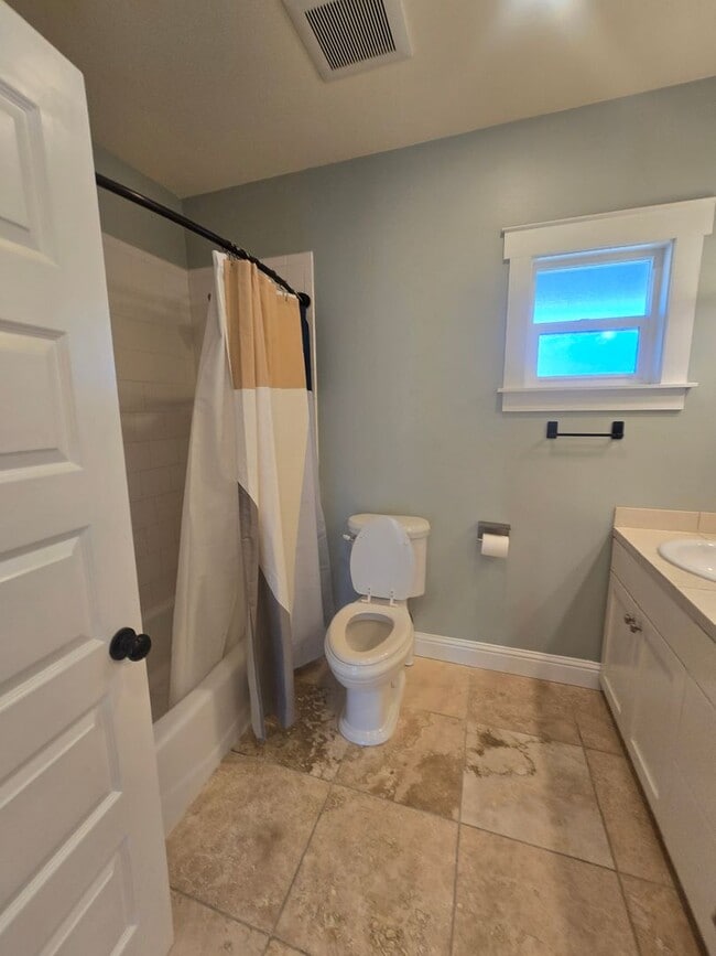 Building Photo - Spacious 5 Bedroom Home in Burlington - Av...