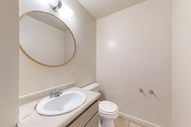 Building Photo - North Valley 3 bedroom Townhouse