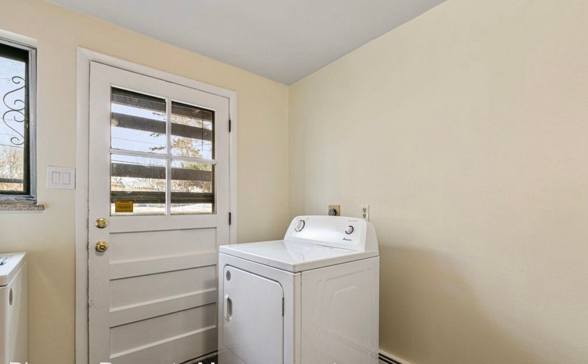 Building Photo - 1410 S Ash St