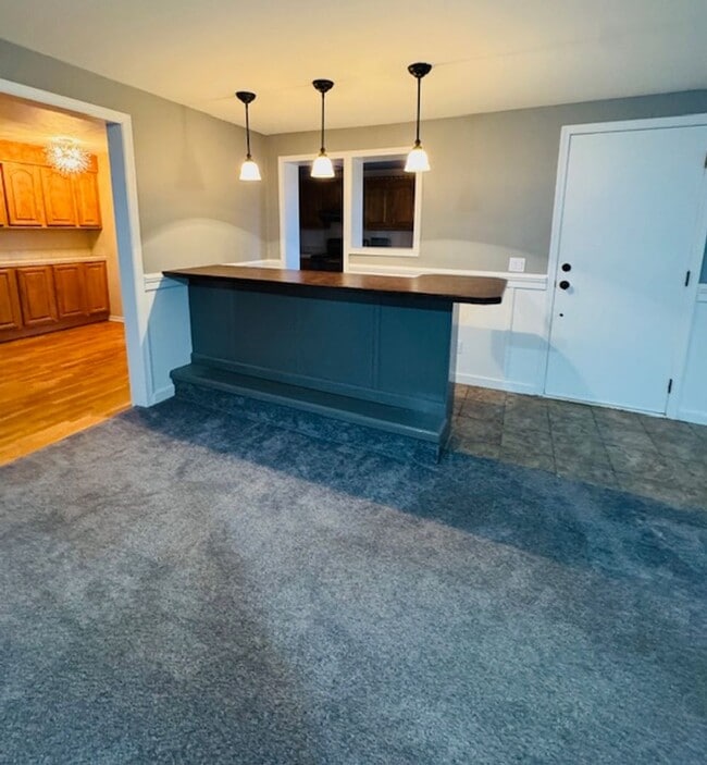 Building Photo - Burlington 3 Bed 2 Bath Home in quiet neighborhood