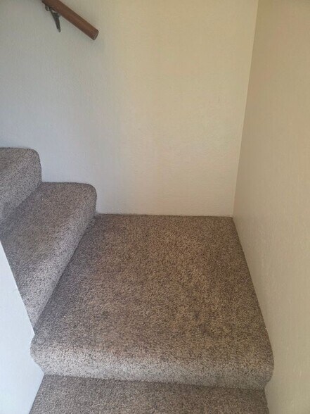 Building Photo - 420 Dela Vina Ave