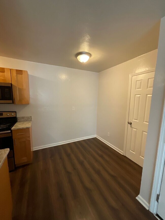 Building Photo - Two Bedroom Apartment off Rodman