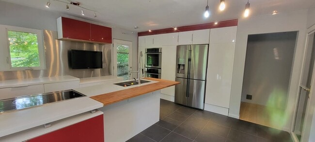 Building Photo - 4 bedrooms 3 baths beautiful house