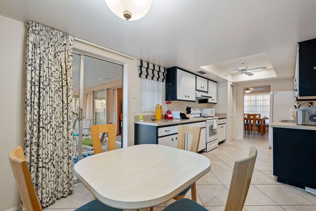 Building Photo - 7423 Dickens Dr