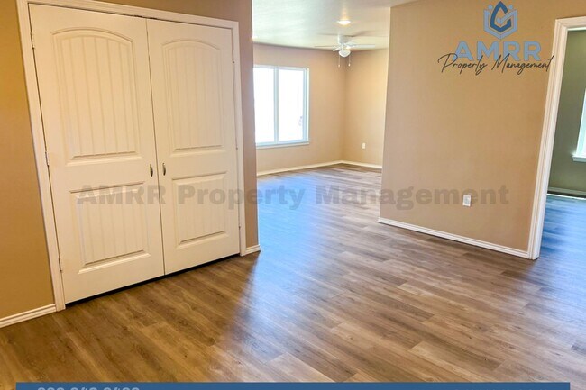 Building Photo - 1301 E 16th St