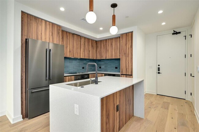 Building Photo - 84 East Ave