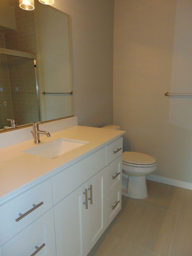 Building Photo - Beautiful 4 Bedroom Contemporary Luxury Ho...