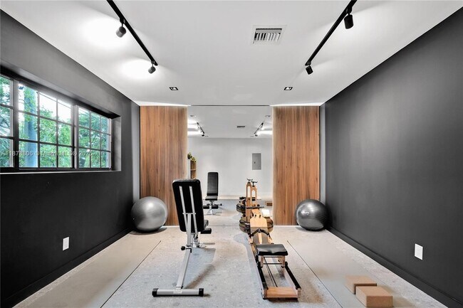 Building Photo - 2500 Bayview Dr