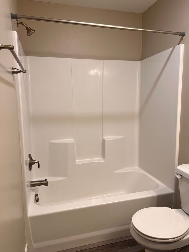 Building Photo - Clean & Modern 2 Bed, 1 Bath Apartment for Rent