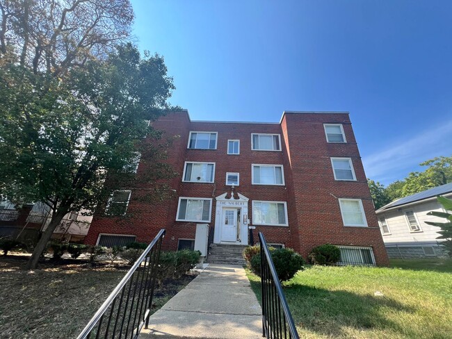 Building Photo - Lovely 1 BR/1 BA Condo in Congress Heights!