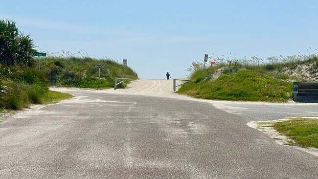 Building Photo - 1/2 Block  to the Beach & Main Beach Park!