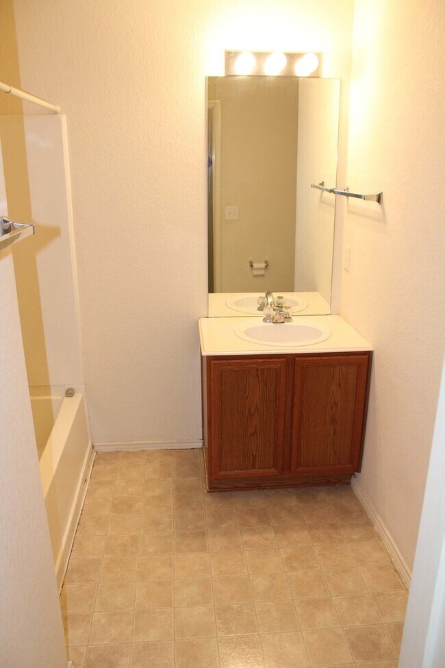 Building Photo - Lovely 3 BR 2 BA Home for Lease in Cross Oak Ranch Addition