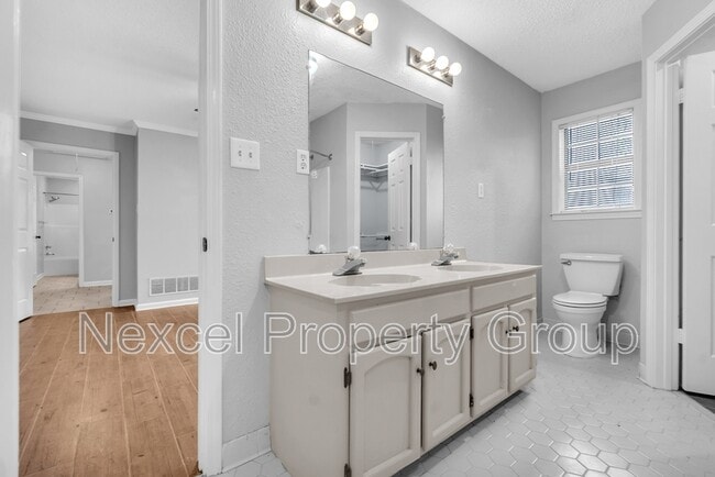 Building Photo - 5809 Lee's Crossing St