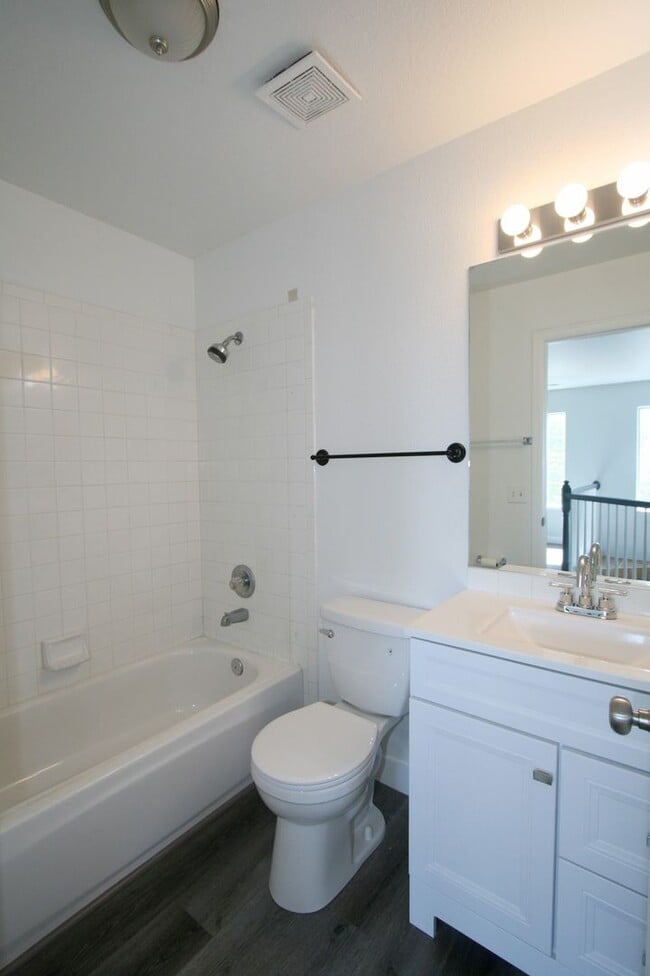 Building Photo - Desired End Unit Townhouse Available!