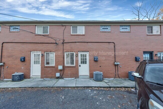 Building Photo - 880 N Meadows Ct