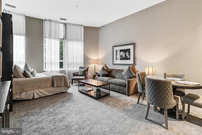 Building Photo - 8220 Crestwood Heights Dr