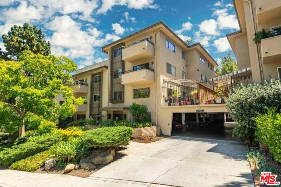 Building Photo - 6752 Hillpark Dr