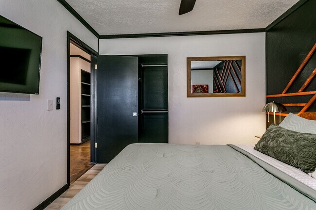 Building Photo - 1521 E Main St