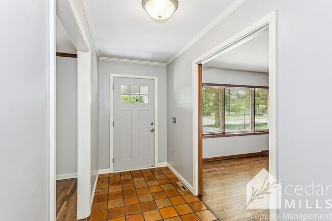 Building Photo - 125 S Oakwood St