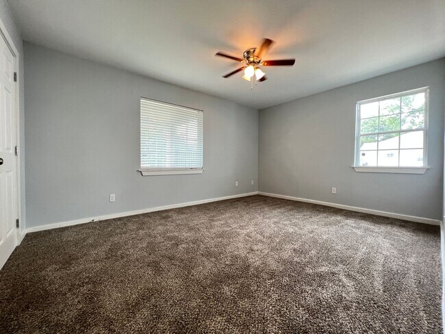 Building Photo - Remodeled and charming 2/1 located close t...