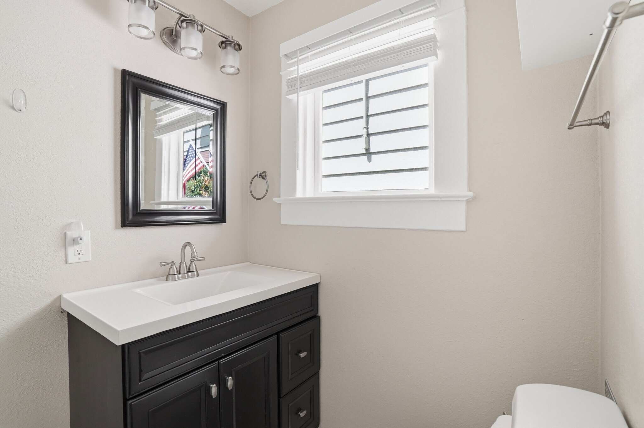 Building Photo - 539 6th St N