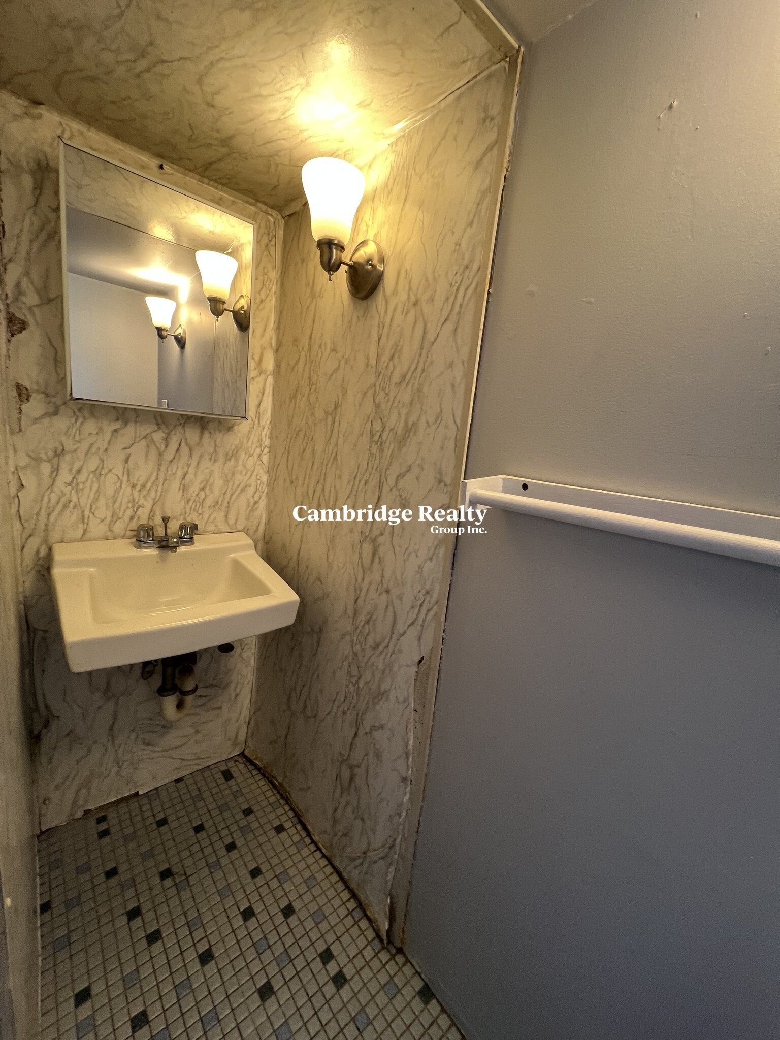 Building Photo - 45 Gardena St