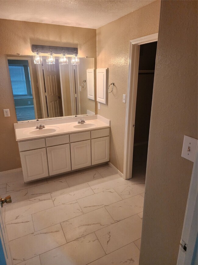 Building Photo - 19215 Brook Village Rd