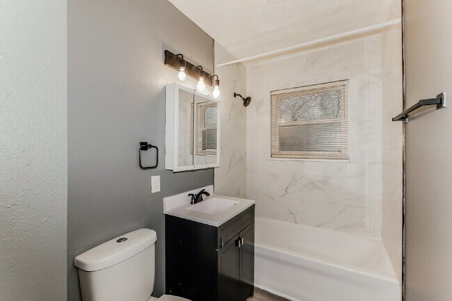 Building Photo - Charming 2 Bed, 1 Bath Apartment in Indianapolis - Don't Miss Out!