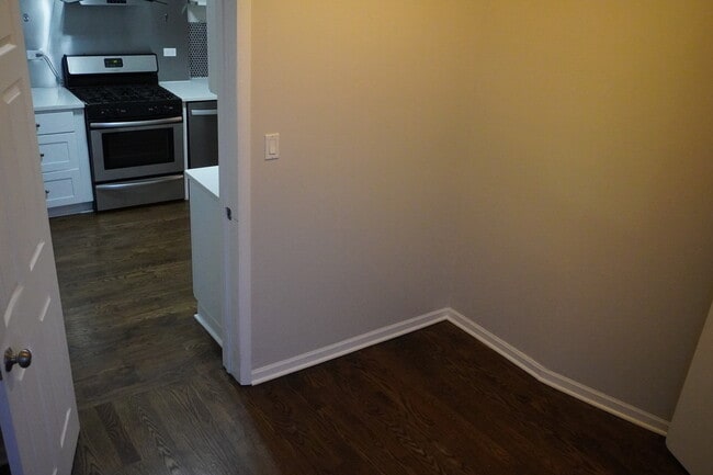 Building Photo - 867 E Pershing Rd