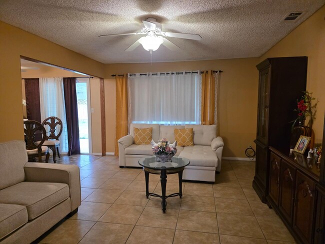 Building Photo - 2217 Colonial Ct