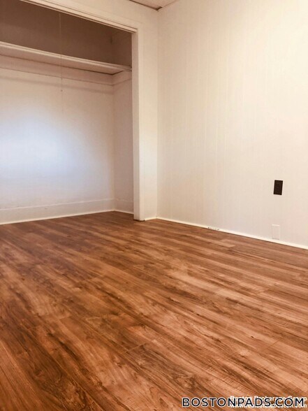 Building Photo - 103 Buttonwood St