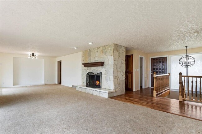 Building Photo - Perfect Family Home! 5 Beds, 3 Baths in Pl...