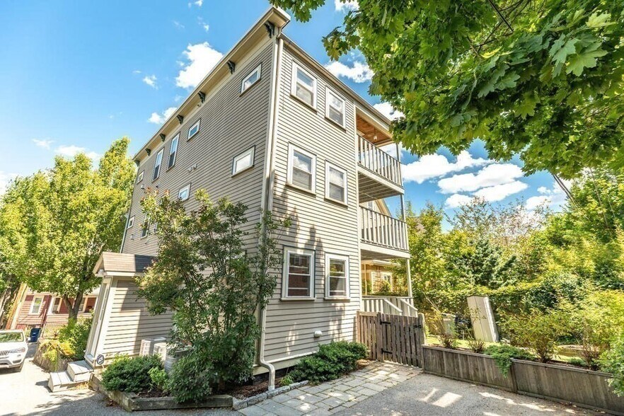 Building Photo - 136 Hudson St