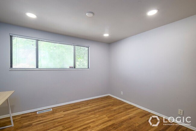 Building Photo - 759 Riverside Dr