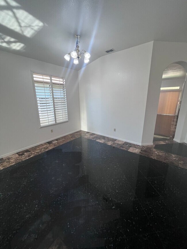 Building Photo - NICE 3 BEDROOM HOME IN ELK GROVE!!