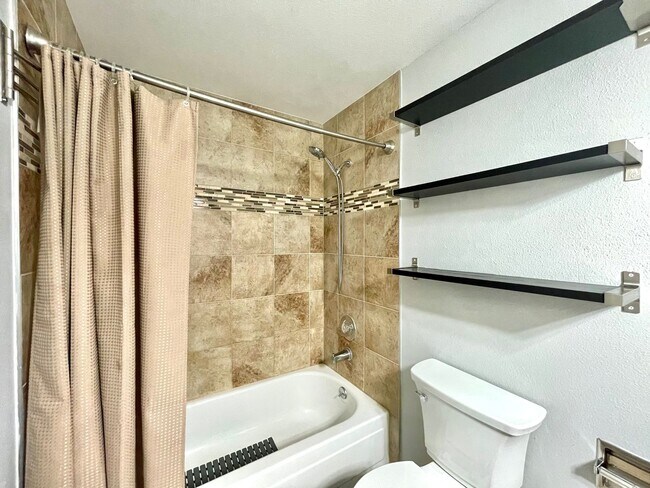 Building Photo - SIlverlake SFH with AC for rent